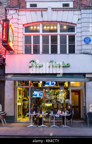 Bar Italia, Außenansicht des berühmten, altbekannten italienischen Cafés und Bar in Frith Street, Soho, London, Großbritannien Stockfoto