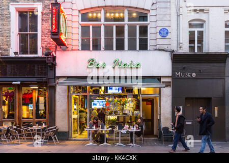 Bar Italia, Außenansicht des berühmten, altbekannten italienischen Cafés und Bar in Frith Street, Soho, London, Großbritannien Stockfoto