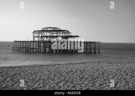 Die Reste der einst stolzen West Pier von Brighton. 2003 verbrannt, das zerzaust Shell ist alles, was bleibt. Stockfoto