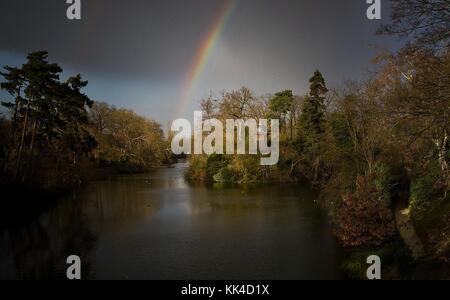 Lake Superior, Bois de Boulogne - 02/01/2012 - malerische Landschaft des Bois de Boulogne, Lake Superior am Passy' Tor auf einem Regenbogen Tag - Sylvain Leser/le pictorium Stockfoto