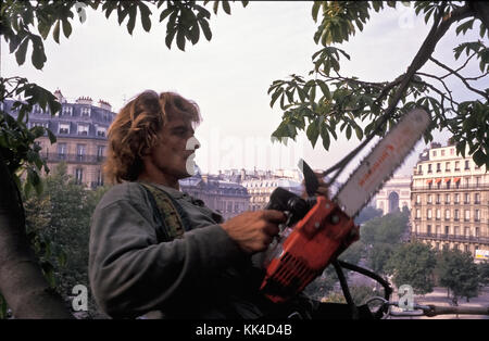 Der Baum und seine Nachbarn - - der Baum und seine Nachbarn - Porträt eines Baumstümmlers von Lumberjack in Paris, eines Kastanienbaumes - Sylvain Leser / Le Pictorium Stockfoto