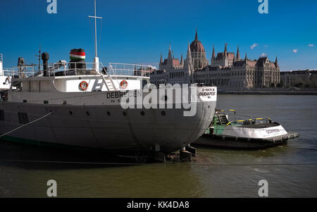 Budapest Buda et Plage. Ungarn - 28/03/2010 - Budapest - Pest, Buda et. Ungarn - das Parlament Budapest und die Donau. - Sylvain Leser/le pictorium Stockfoto