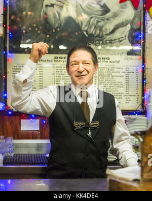 Der freundliche Barkeeper lächelte, das Personal hinter dem Tresen in der Bar Italia, italienisches Café und Bar in der Frith Street, Soho London Stockfoto