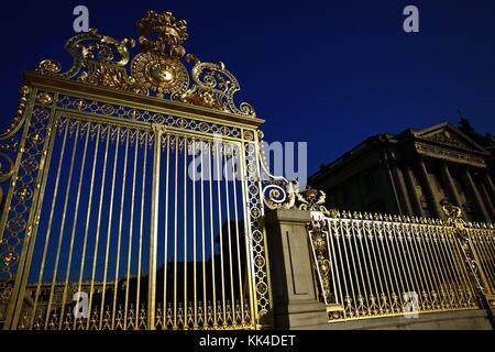 Grids oder das Schloss von Versailles. - 24/06/2010 - - Tor des Schlosses von Versailles im Sommer unter der Sonne. - Sylvain Leser / Le Pictorium Stockfoto