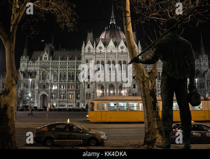 Buda und Pest Ungarn - 09/04/2010 - Buda et Pest Ungarn - der Bereich des Parlaments in der Nacht. - Sylvain Leser/le pictorium Stockfoto