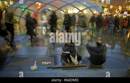 Städtisches Elend. - 20/01/2012 - - "Cour de Rome" befindet sich im Zentrum des Saint-Lazare-Bahnhofs. Ein obdachloses Paar inmitten von unaufhörlichen Verkehrslärm und Lärm. - Sylvain Leser / Le Pictorium Stockfoto