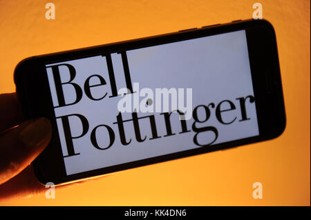 Bell pottinger Logo und Website Stockfoto