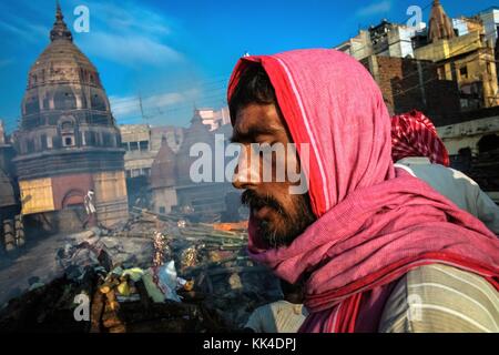 Manikarnika Einäscherung in Varanasi - 08/09/2010 - Indien / Uttar Pradesh / Benares - Vorbereitung einer Beerdigung Scheiterhaufen. Manikarnika Ghat ist einer der Ghats in Varanasi und ist am meisten bekannt als ein Ort der Hindu-Kremation. - Sylvain Leser / Le Pictorium Stockfoto