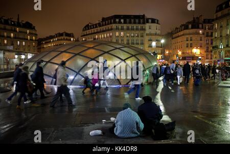 Leben in PARIS. Stress und „gepeed“. - 17/02/2012 - - vor dem Eingang des Bahnhofs "SAINT-LAZARE"; ein paar Rumänen verloren in der Agitation. - Sylvain Leser / Le Pictorium Stockfoto