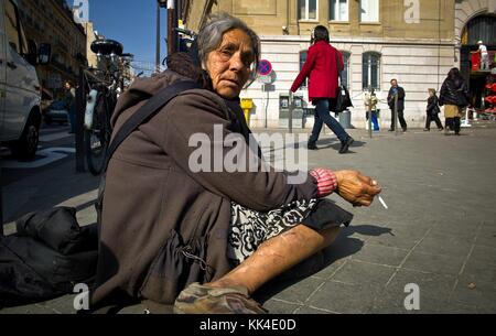 Misere urbaine. - 14/03/2012 - - Aisha, Obdachlose Rumänin, im 'Cour de Rome' in Saint-Lazare Bahnhof. - Sylvain Leser / Le Pictorium Stockfoto