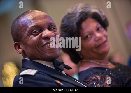 Us Air Force General Darren W. McDew, Kommandeur der US Transportation Command (USTRANSCOM), und seine Frau Evelyn, posieren für ein Foto während der USTRANSCOM zum 30-jährigen Jubiläum der Gemeinsamen Ball, Scott Air Force Base, Calif., Okt. 6, 2017. USTRANSCOM ist eine einheitliche, funktionale Kämpfer Befehl, der eine stabile strategische Mobilität Fähigkeit auf der ganzen Welt verwenden Menschen, Lkw, Züge, Triebwagen, Flugzeuge, Schiffe, Information Systems & Infrastruktur, und Handelspartnern. (DoD Foto von U.S. Army Sgt. James K. McCann) Stockfoto