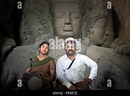 BOMBAY Mumbai Indian Glance - 16/05/2010 - - Familienportrait in der Elefantenhöhle - Sylvain Leser / Le Pictorium Stockfoto