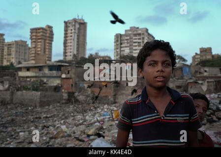 Slum Kinder auf colaba Insel in Mumbai (Bombay). - 16/05/2010 - slum Kinder auf colaba Insel in Mumbai (Bombay). - Indische Blick. - Sylvain Leser/le pictorium Stockfoto