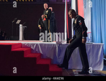 Petty Officer 3. Klasse Terence J. Parsons, zugewiesen an Beachmaster Unit 2, an Joint Expeditionary Base Little Creek, wartet hinter der Bühne, bevor er den USO Sailor of the Year Award bei der 2017 USO Gala in Washington, D.C. am 19. Oktober 2017 erhält. (DOD-Foto des US Navy Petty Officer 1st Class Dominique A. Pineiro) Stockfoto