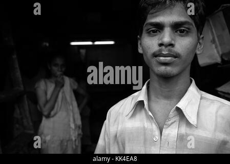 BOMBAY Mumbai Indian Glance - 19/05/2010 - - Junge in einem Mumbai Slum in Mahim Station - Sylvain Leser / Le Pictorium Stockfoto