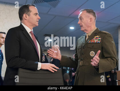 Marine Corps General Joseph F. Dunford, Jr., Vorsitzender der Joint Chiefs of Staff, spricht mit dem Sondergesandten der Globalen Koalition zur Bekämpfung des Islamischen Staates Irak und Syrien, Brett H. McGurk, während der Konferenz der Verteidigungsleiter 2017 in Fort Belvoir, VA., 24. Oktober 2017. Die Konferenz brachte Verteidigungschefs aus mehr als 70 Nationen zusammen, um sich auf die Bekämpfung gewalttätiger extremistischer Organisationen auf der ganzen Welt zu konzentrieren. (DOD-Foto des US Navy Petty Officer 1st Class Dominique A. Pineiro) Stockfoto