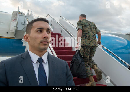 Marine Corps Gen. Joseph F. Dunford, Jr., Vorsitzender des Generalstabs, kommt an Joint Base Andrews, wie er fährt seine für seine nächste Reise in die Region Asien/Pazifik, Okt. 25, 2017. (DOD Foto von Marine Petty Officer 1st Class Dominique A. Pineiro) Stockfoto