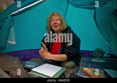 Städtische Armut - 11/05/2012 - - Yvana die Dänin, die Ufer der seine, die ihr Zelt am Quai d 'Ivry seit 5 Jahren aufstellte - Sylvain Leser / Le Pictorium Stockfoto