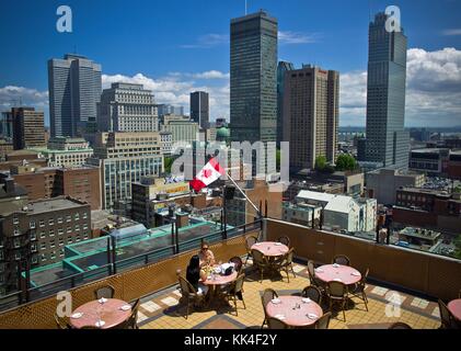 Montreal von oben gesehen - 23/05/2012 - Kanada - Montreal von oben gesehen - der Blick von der Bar, die Dächer des Berghotels;die Stadt Montreal - Sylvain Leser / Le Pictorium Stockfoto