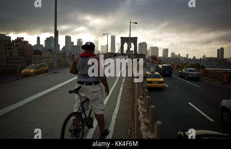 Brooklyn's Bridge New York - 26/05/2012 - - Brooklyn's Bridge New York - Sonnenuntergang über Manhattan von den Brooklyn Bridges - Sylvain Leser / Le Pictorium Stockfoto