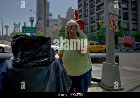 Brooklyn's Bridge New York - 26/05/2012 - - eine Obdachlose in New York - Sylvain Leser / Le Pictorium Stockfoto