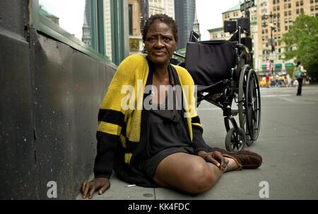 Brooklyn's Bridge New York - 26/05/2012 - - Brooklyn's Bridge New York - ein Obdachloser in New York - Sylvain Leser / Le Pictorium Stockfoto