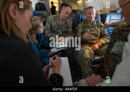 Heereskommando Sgt. Maj. John W. Troxell, Senior-Berater des Vorsitzenden der Joint Chiefs of Staff, spricht zu Reportern, nachdem er Hawaii am 30. Oktober 2017 verlassen hat. (DoD-Foto von Navy Petty Officer 1. Klasse Dominique A. Pineiro) Stockfoto