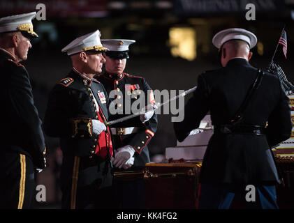 US Marine Corps LT. Gen. Rex G. McMillian, 10. Kommandant der Marine Forces Reserve und Marine Forces North, schneidet den Kuchen im Mercedes-Benz Superdome, New Orleans, Louisiana, während der U.S. Marine Corps Forces Reserve, die 242. Marine Corps Birthday Ball am 3. November 2017 ausgerichtet. (Foto des US Army Sgt. James K. McCann) Stockfoto