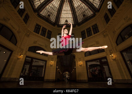 Ballerina Natalia Horsnell tun einen geteilten Sprung im Oktogon öffentlichen städtischen Durchgang in Zagreb, Kroatien. Stockfoto