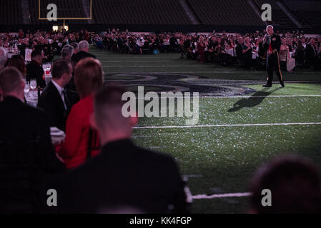 US Marine Corps LT. Gen. Rex G. McMillian, 10. Kommandant der Marine Forces Reserve und Marine Forces North, hält Bemerkungen im Mercedes-Benz Superdome, New Orleans, Louisiana, während der U.S. Marine Corps Forces Reserve, die 242. Marine Corps Birthday Ball am 3. November 2017 veranstaltet. (Foto des US Army Sgt. James K. McCann) Stockfoto