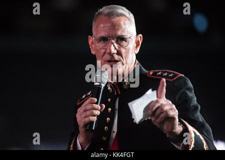 US Marine Corps LT. Gen. Rex G. McMillian, 10. Kommandant der Marine Forces Reserve und Marine Forces North, hält Bemerkungen im Mercedes-Benz Superdome, New Orleans, Louisiana, während der U.S. Marine Corps Forces Reserve, die 242. Marine Corps Birthday Ball am 3. November 2017 veranstaltet. (Foto des US Army Sgt. James K. McCann) Stockfoto