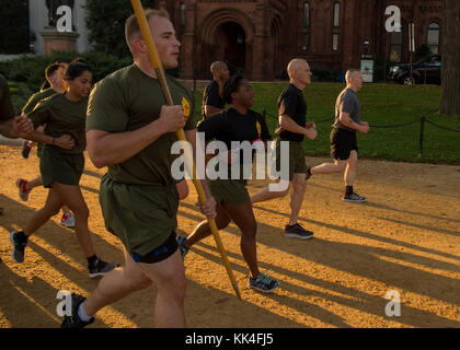 Heereskommando Sgt. Maj. John W. Troxell, Senior-Berater des Vorsitzenden der Joint Chiefs of Staff, geht auf einen Motivationslauf durch die National Mall mit Marines Teilnahme an der Sergeants Kurs an Marine Corps University, 3. November 2017. Der Sergeant-Kurs ist ein Grundkurs für Marine Sergeants (E-5s). Dieser vierwöchige Kurs vermittelt den Studierenden das Wissen und die Fertigkeiten, um zu erkennen, wie persönliche Handlungen Prozesse beeinflussen, um Kampffunktionen und deren Auswirkungen auf Operationen zu verstehen und Kommunikationskompetenz zu nutzen, um Handlungsabläufe effektiv zu vermitteln. Th Stockfoto