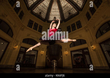 Ballerina Natalia Horsnell tun einen geteilten Sprung im Oktogon öffentlichen städtischen Durchgang in Zagreb, Kroatien. Stockfoto