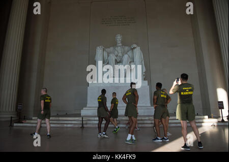 Heereskommando Sgt. Maj. John W. Troxell, Senior-Berater des Vorsitzenden der Joint Chiefs of Staff, geht auf einen Motivationslauf durch die National Mall mit Marines Teilnahme an der Sergeants Kurs an Marine Corps University, 3. November 2017. Der Sergeant-Kurs ist ein Grundkurs für Marine Sergeants (E-5s). Dieser vierwöchige Kurs vermittelt den Studierenden das Wissen und die Fertigkeiten, um zu erkennen, wie persönliche Handlungen Prozesse beeinflussen, um Kampffunktionen und deren Auswirkungen auf Operationen zu verstehen und Kommunikationskompetenz zu nutzen, um Handlungsabläufe effektiv zu vermitteln. Th Stockfoto