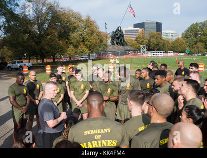 Heereskommando Sgt. Maj. John W. Troxell, Senior-Berater des Vorsitzenden der Joint Chiefs of Staff, geht auf einen Motivationslauf durch die National Mall mit Marines Teilnahme an der Sergeants Kurs an Marine Corps University, 3. November 2017. Der Sergeant-Kurs ist ein Grundkurs für Marine Sergeants (E-5s). Dieser vierwöchige Kurs vermittelt den Studierenden das Wissen und die Fertigkeiten, um zu erkennen, wie persönliche Handlungen Prozesse beeinflussen, um Kampffunktionen und deren Auswirkungen auf Operationen zu verstehen und Kommunikationskompetenz zu nutzen, um Handlungsabläufe effektiv zu vermitteln. Th Stockfoto