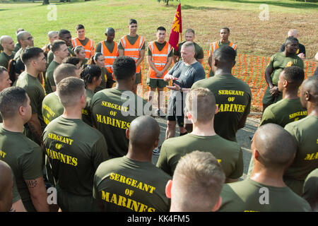 Heereskommando Sgt. Maj. John W. Troxell, Senior-Berater des Vorsitzenden der Joint Chiefs of Staff, geht auf einen Motivationslauf durch die National Mall mit Marines Teilnahme an der Sergeants Kurs an Marine Corps University, 3. November 2017. Der Sergeant-Kurs ist ein Grundkurs für Marine Sergeants (E-5s). Dieser vierwöchige Kurs vermittelt den Studierenden das Wissen und die Fertigkeiten, um zu erkennen, wie persönliche Handlungen Prozesse beeinflussen, um Kampffunktionen und deren Auswirkungen auf Operationen zu verstehen und Kommunikationskompetenz zu nutzen, um Handlungsabläufe effektiv zu vermitteln. Th Stockfoto