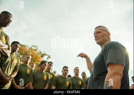 Heereskommando Sgt. Maj. John W. Troxell, Senior-Berater des Vorsitzenden der Joint Chiefs of Staff, geht auf einen Motivationslauf durch die National Mall mit Marines Teilnahme an der Sergeants Kurs an Marine Corps University, 3. November 2017. Der Sergeant-Kurs ist ein Grundkurs für Marine Sergeants (E-5s). Dieser vierwöchige Kurs vermittelt den Studierenden das Wissen und die Fertigkeiten, um zu erkennen, wie persönliche Handlungen Prozesse beeinflussen, um Kampffunktionen und deren Auswirkungen auf Operationen zu verstehen und Kommunikationskompetenz zu nutzen, um Handlungsabläufe effektiv zu vermitteln. Th Stockfoto