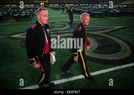 U.S. Marine Corps General Joseph F. Dunford, Jr., Vorsitzender der Joint Chiefs of Staff, Und LT. Gen. Rex G. McMillian, 10. Kommandant der Marine Forces Reserve und Marine Forces North, gehen vom Feld im Mercedes-Benz Superdome, New Orleans, Louisiana, nachdem das U.S. Marine Corps Forces Reserve den 242. Marine Corps Birthday Ball am 3. November 2017 veranstaltet hat. (Foto des US Army Sgt. James K. McCann) Stockfoto