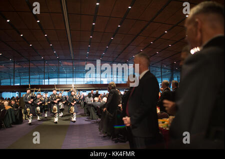 Die Boston Police Department Gaelic Spalte der Rohre und Trommeln startet die Semper Fidelis Gesellschaft Boston US Marine Corps Geburtstag Mittagessen im Boston Convention & Exhibition Center, Massachusetts, November 13, 2017. (DoD Foto von U.S. Army Sgt. James K. McCann) Stockfoto