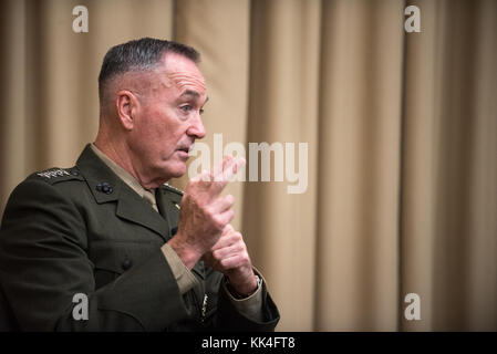 Us Marine Corps Gen. Joseph F. Dunford, Jr., Vorsitzender des Generalstabs, spricht während einer moderierten Diskussion an der Tufts University Fletcher School of Law and Diplomacy in Medford, Massachusetts, November 14, 2017. Der Vorsitzende sprach über die Herausforderungen, denen sich das Verteidigungsministerium und beantwortet Fragen von Studenten, Dozenten und Alumni. Stockfoto