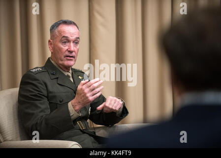 Us Marine Corps Gen. Joseph F. Dunford, Jr., Vorsitzender des Generalstabs, spricht während einer moderierten Diskussion an der Tufts University Fletcher School of Law and Diplomacy in Medford, Massachusetts, November 14, 2017. Der Vorsitzende sprach über die Herausforderungen, denen sich das Verteidigungsministerium und beantwortet Fragen von Studenten, Dozenten und Alumni. Stockfoto