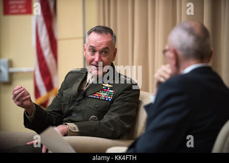 Us Marine Corps Gen. Joseph F. Dunford, Jr., Vorsitzender des Generalstabs, spricht während einer moderierten Diskussion an der Tufts University Fletcher School of Law and Diplomacy in Medford, Massachusetts, November 14, 2017. Der Vorsitzende sprach über die Herausforderungen, denen sich das Verteidigungsministerium und beantwortet Fragen von Studenten, Dozenten und Alumni. Stockfoto