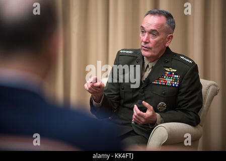 Us Marine Corps Gen. Joseph F. Dunford, Jr., Vorsitzender des Generalstabs, spricht während einer moderierten Diskussion an der Tufts University Fletcher School of Law and Diplomacy in Medford, Massachusetts, November 14, 2017. Der Vorsitzende sprach über die Herausforderungen, denen sich das Verteidigungsministerium und beantwortet Fragen von Studenten, Dozenten und Alumni. Stockfoto