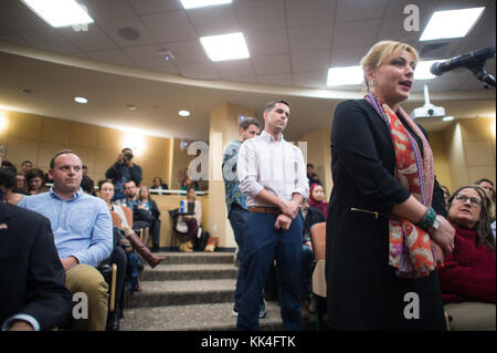 Ein Student wirft eine Frage zu US Marine Corps Gen. Joseph F. Dunford, Jr., Vorsitzender des Generalstabs, während eine moderierte Diskussion an der Tufts University Fletcher School of Law and Diplomacy in Medford, Massachusetts, November 14, 2017. Der Vorsitzende sprach über die Herausforderungen, denen sich das Verteidigungsministerium und beantwortet Fragen von Studenten, Dozenten und Alumni. Stockfoto