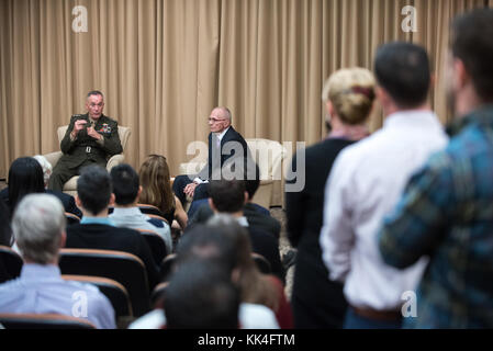 Us Marine Corps Gen. Joseph F. Dunford, Jr., Vorsitzender des Generalstabs, beantwortet eine Frage während einer moderierten Diskussion an der Tufts University Fletcher School of Law and Diplomacy in Medford, Massachusetts, November 14, 2017. Der Vorsitzende sprach über die Herausforderungen, denen sich das Verteidigungsministerium und beantwortet Fragen von Studenten, Dozenten und Alumni. Stockfoto
