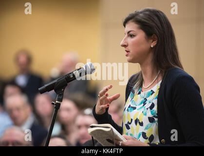 Ein Naval Reserve student wirft eine Frage zu US Marine Corps Gen. Joseph F. Dunford, Jr., Vorsitzender des Generalstabs, während eine moderierte Diskussion an der Tufts University Fletcher School of Law and Diplomacy in Medford, Massachusetts, November 14, 2017. Der Vorsitzende sprach über die Herausforderungen, denen sich das Verteidigungsministerium und beantwortet Fragen von Studenten, Dozenten und Alumni. Stockfoto