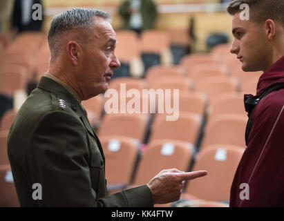 Us Marine Corps Gen. Joseph F. Dunford, Jr., Vorsitzender des Generalstabs, spricht mit einem Student nach eine moderierte Diskussion an der Tufts University Fletcher School of Law and Diplomacy in Medford, Massachusetts, November 14, 2017. Der Vorsitzende sprach über die Herausforderungen, denen sich das Verteidigungsministerium und beantwortet Fragen von Studenten, Dozenten und Alumni. Stockfoto