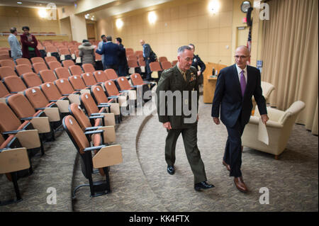 Professor Richard Shultz, Professor für Internationale Politik, Escorts US Marine Corps Gen. Joseph F. Dunford, Jr., Vorsitzender des Generalstabs, nach einer Diskussion in der Tufts Universität Fletcher School of Law and Diplomacy in Medford, Massachusetts, November 14, 2017. Der Vorsitzende sprach über die Herausforderungen, denen sich das Verteidigungsministerium und beantwortet Fragen von Studenten, Dozenten und Alumni. Stockfoto