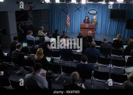 Dana White, die Assistentin des Verteidigungsministers für öffentliche Angelegenheiten, und LT. General Kenneth F. McKenzie, der Joint Staff Director, informieren die Presse am 16. November 2017 im Pentagon in Washington, D.C.. (DOD-Foto von Navy Petty Officer 1. Klasse Dominique A. Pineiro) Stockfoto