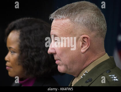 Dana White, die Assistentin des Verteidigungsministers für öffentliche Angelegenheiten, und LT. General Kenneth F. McKenzie, der Joint Staff Director, informieren die Presse am 16. November 2017 im Pentagon in Washington, D.C.. (DOD-Foto von Navy Petty Officer 1. Klasse Dominique A. Pineiro) Stockfoto